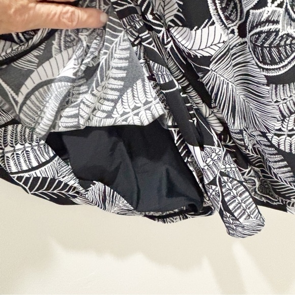 MAXINE OF HOLLYWOOD Women’s Black White Botanical Print Modest Swimsuit Size 22W - Picture 6 of 10